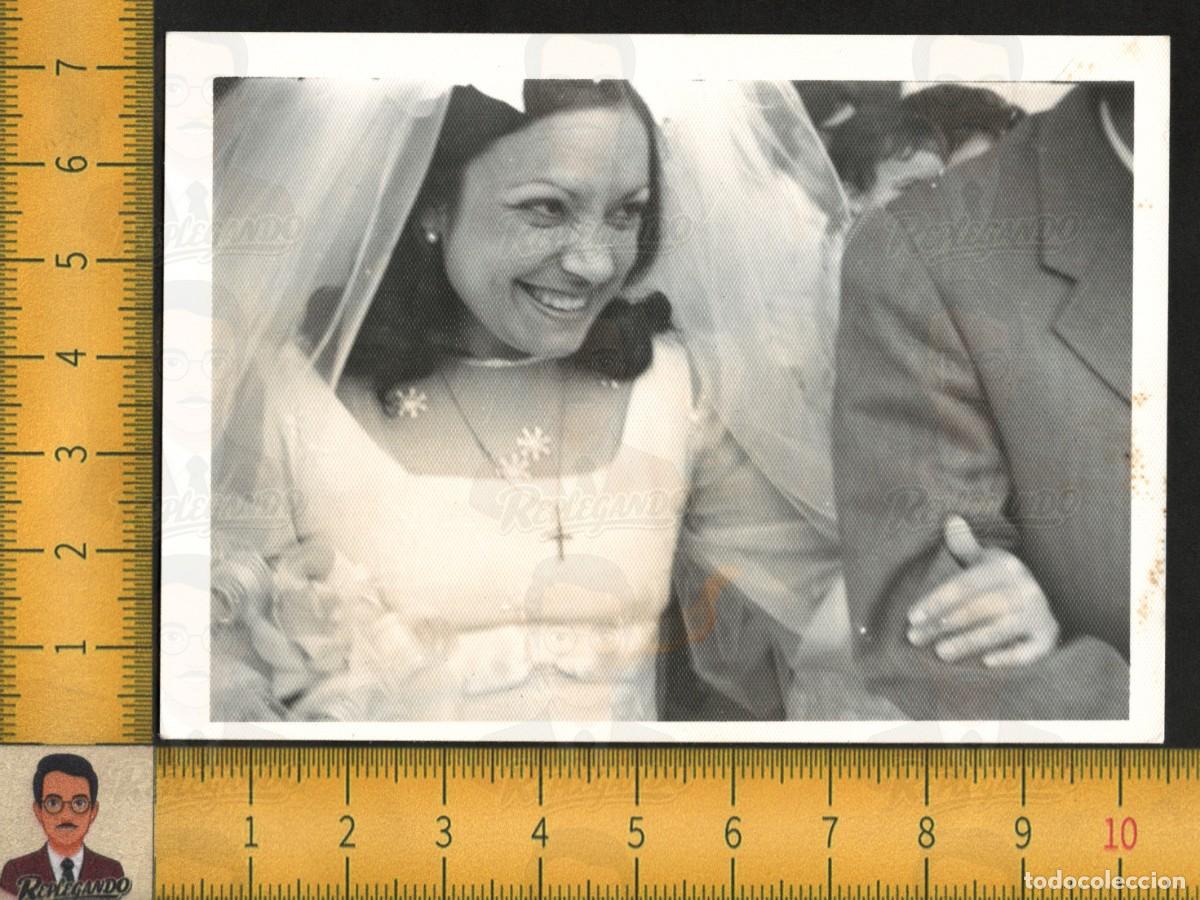 Fotograf&iacute;a antigua: NOVIA SONRIENTE FELIZ D&Iacute;A DE BODA TRAJE BLANCO VELO ENCAJE RAMO FLORES - FOTOGRAF&Iacute;A ANTIGUA A&Ntilde;OS 60
