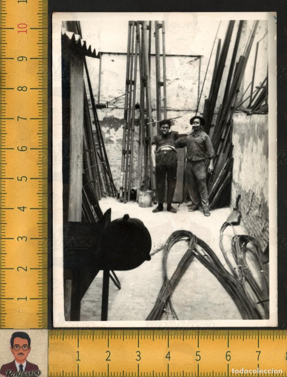 Fotograf&iacute;a antigua: SEVILLA : HERREROS AMIGOS HACEN EL TONTO POSAN ABRAZADOS EN TALLER HERRER&Iacute;A - FOTO ANTIGUA A&Ntilde;OS 60