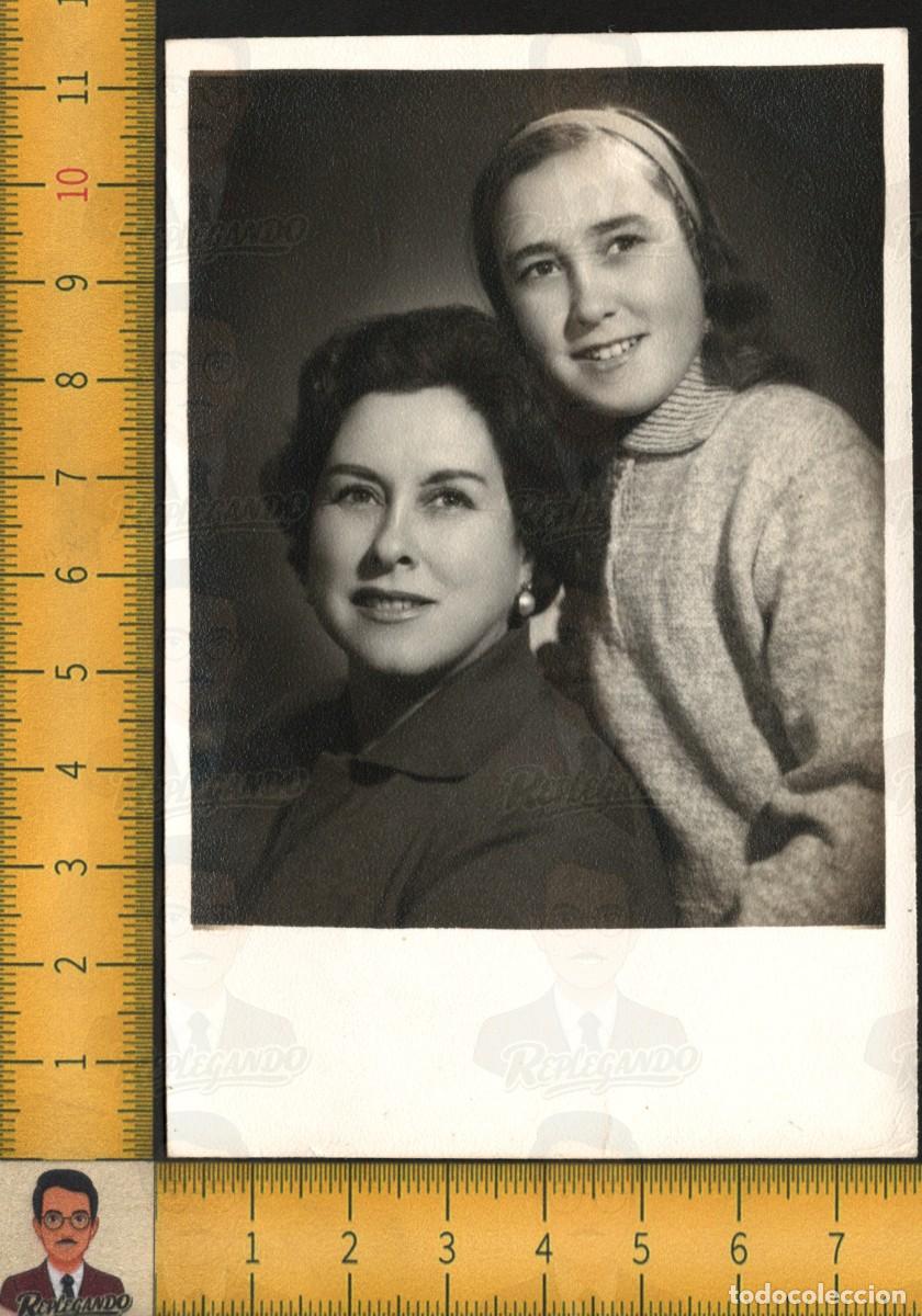 Fotograf&iacute;a antigua: MADRE E HIJA MUY SONRIENTES POSANDO JUNTAS RETRATO FAMILIAR ESTUDIO - FOTOGRAF&Iacute;A ANTIGUA A&Ntilde;O 1958
