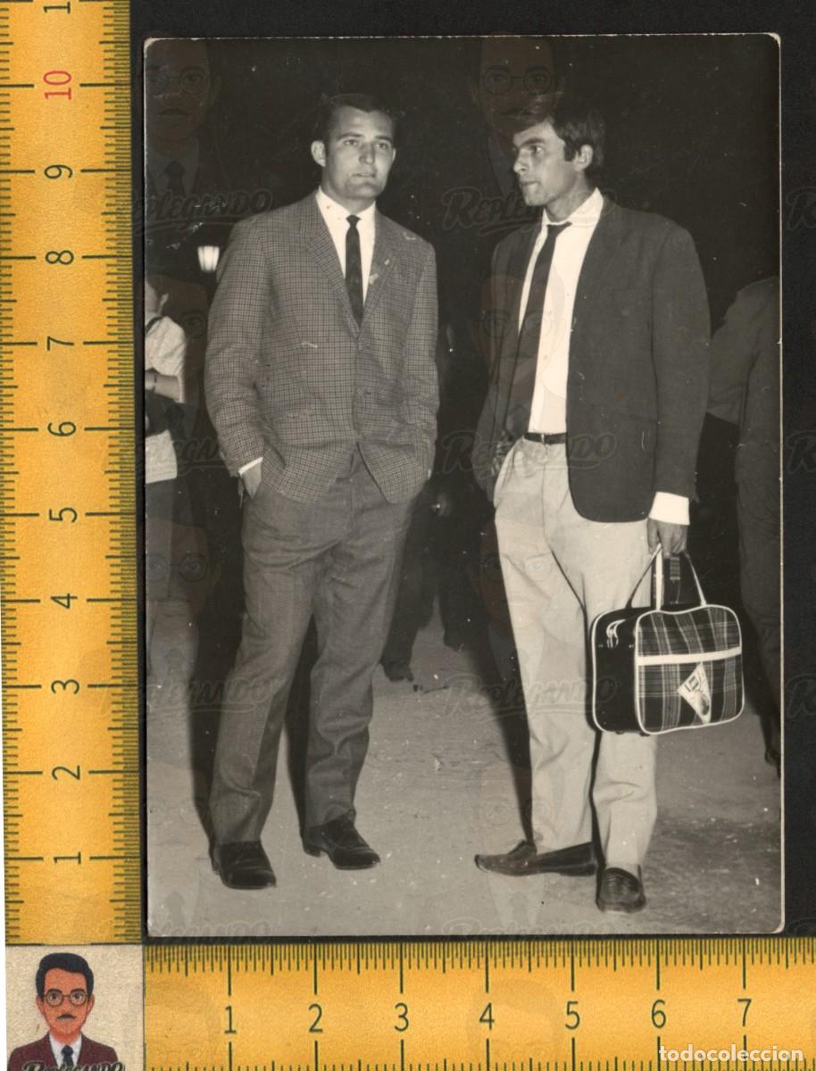 Fotograf&iacute;a antigua: HOMBRES J&Oacute;VENES GUAPOS ELEGANTES TRAJE CORBATA BOLSA VIAJE POSAN JUNTOS - FOTO ANTIGUA LGTB A&Ntilde;OS 60