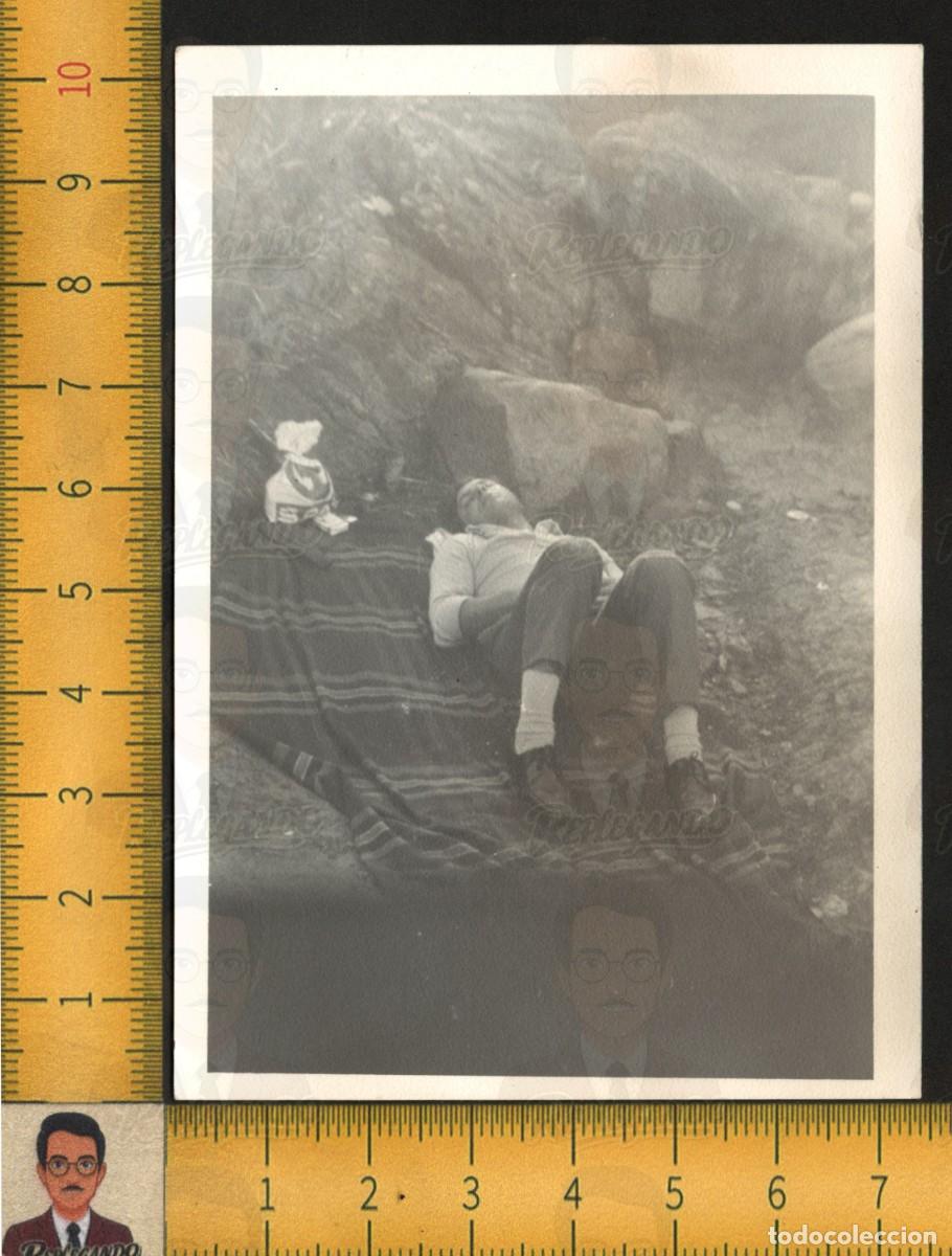 Fotograf&iacute;a antigua: EL DORMIL&Oacute;N : HOMBRE DURMIENDO TUMBADO MANTA CAMPO BOLSA SPAR - FOTOGRAF&Iacute;A ANTIGUA ART&Iacute;STICA A&Ntilde;OS 60