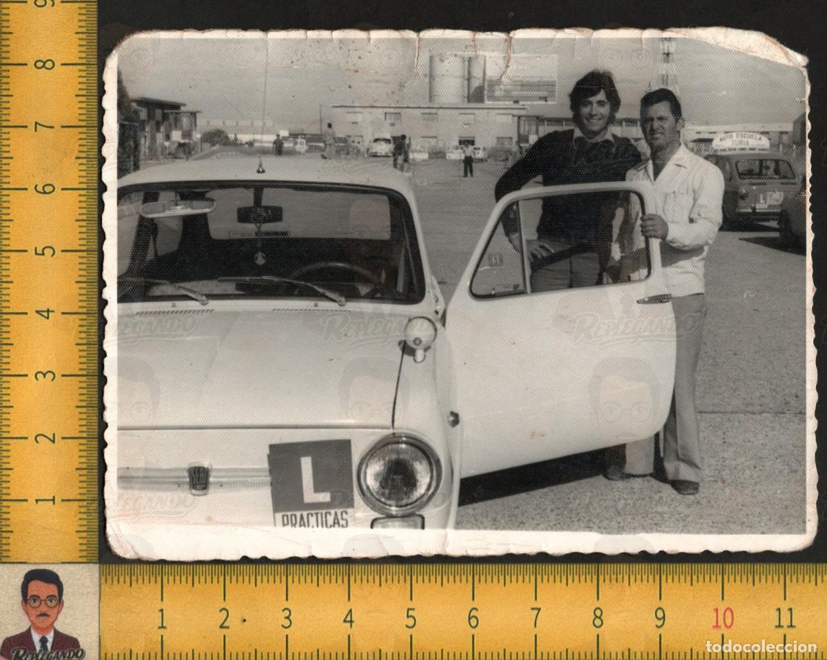 Fotograf&iacute;a antigua: SEVILLA : HOMBRES POSAN JUNTO AL COCHE SEAT 850 AUTOESCUELA LETRA L PR&Aacute;CTICAS - FOTO ANTIGUA A&Ntilde;OS 60