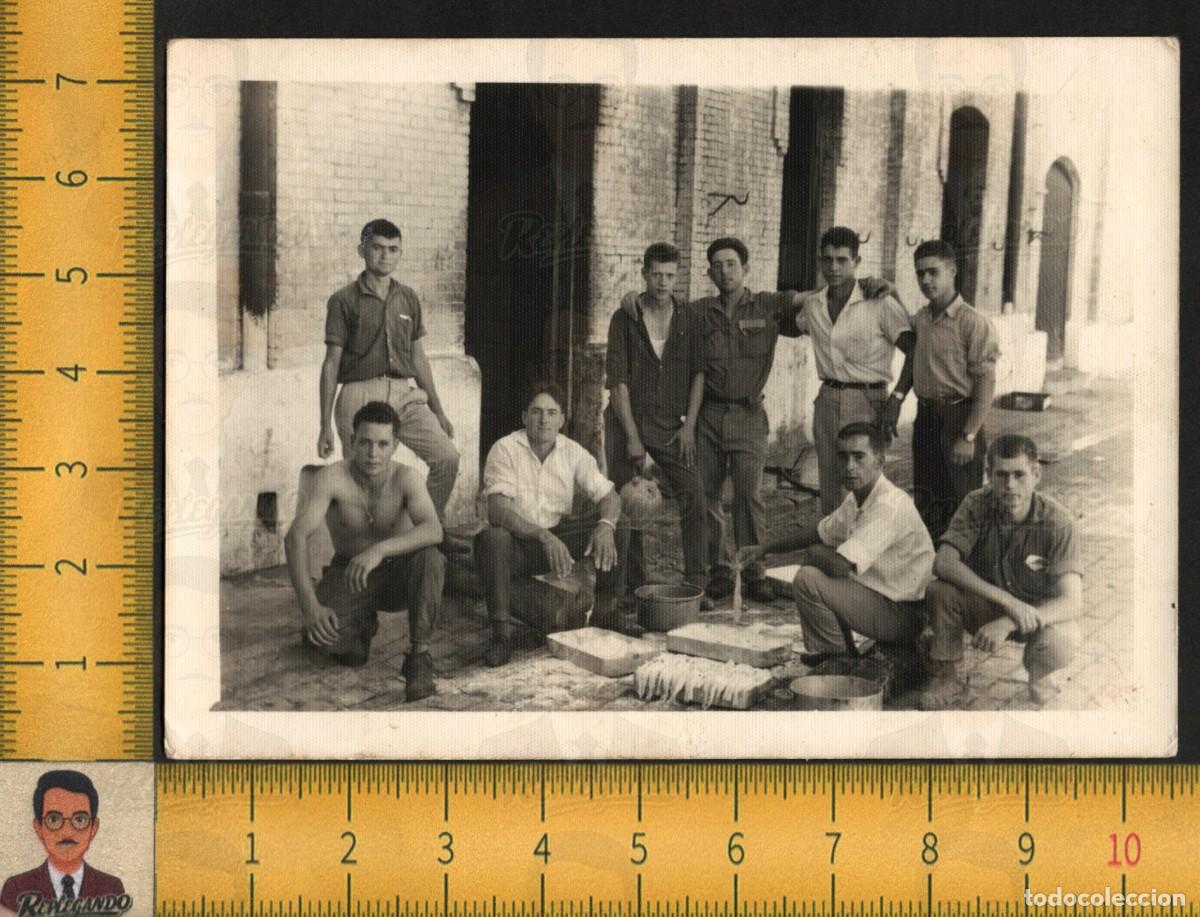 Fotograf&iacute;a antigua: ANDALUC&Iacute;A : GRUPO J&Oacute;VENES OBREROS HOMBRES ALMORZANDO PESCADO BOTIJO - FOTOGRAF&Iacute;A ANTIGUA A&Ntilde;OS 50/60