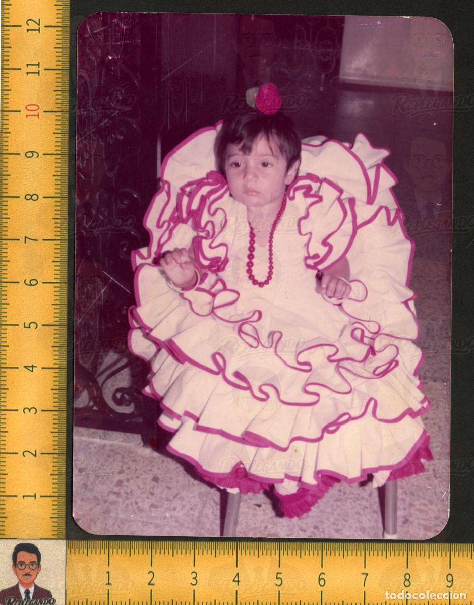 Fotograf&iacute;a antigua: SIMP&Aacute;TICA NI&Ntilde;A TRAJE FLAMENCA VOLANTES COLLAR FLOR PELO FIESTA - FOTOGRAF&Iacute;A VINTAGE COLOR A&Ntilde;OS 70