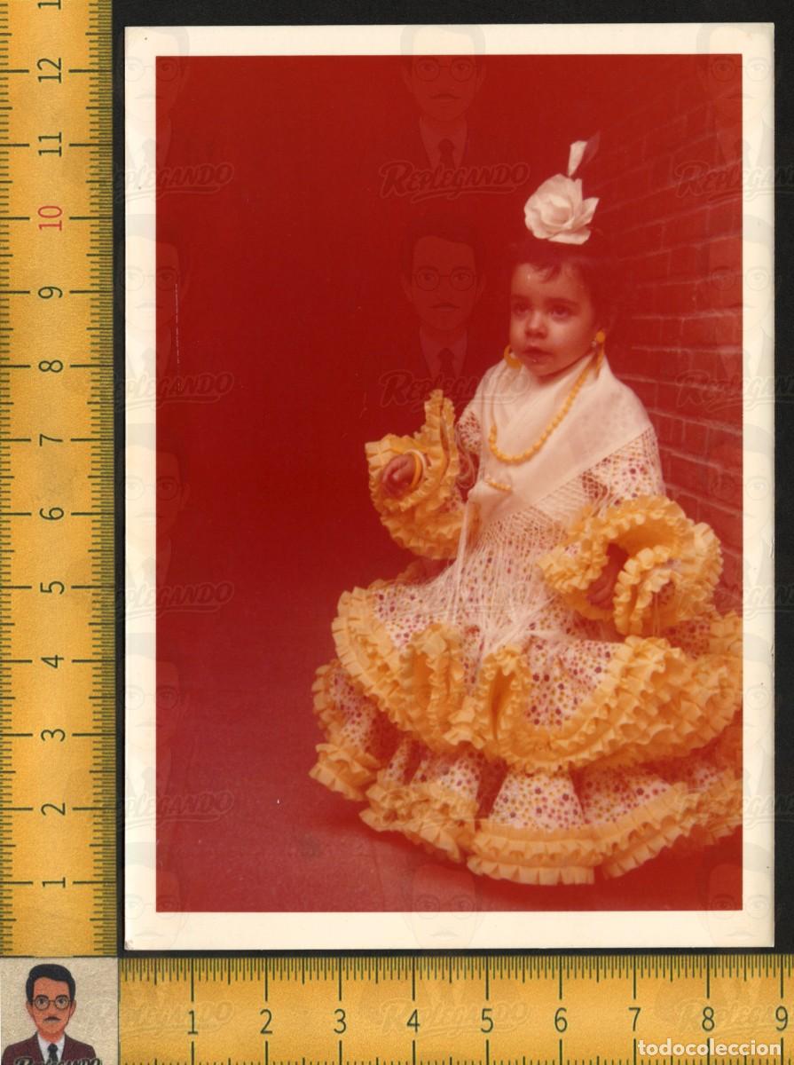 Fotograf&iacute;a antigua: NI&Ntilde;A VESTIDO FLAMENCA VOLANTES AMARILLOS ROSA BLANCA PELO - FOTO VINTAGE COLOR A&Ntilde;OS 70 ANDALUC&Iacute;A