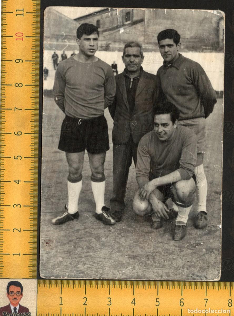Fotograf&iacute;a antigua: SEVILLA : FUTBOLISTAS J&Oacute;VENES EQUIPO F&Uacute;TBOL POSAN CON HOMBRE EN CAMPO DE JUEGO - FOTO ANTIGUA 1967