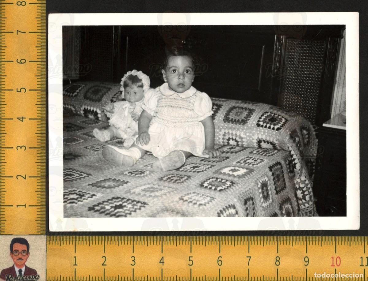 Fotograf&iacute;a antigua: NI&Ntilde;A BEB&Eacute; SENTADA EN CAMA CON MU&Ntilde;ECA JUGUETE VESTIDO BLANCO COLCHA GANCHILLO - FOTO ANTIGUA A&Ntilde;OS 60