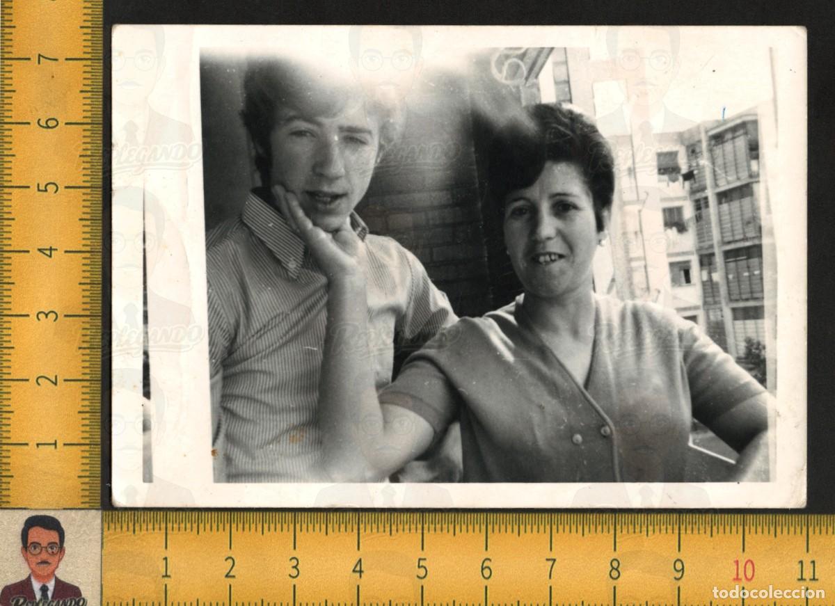 Fotograf&iacute;a antigua: AMOR DE MADRE : MUJER ACARICIA ROSTRO HIJO JOVEN POSAN JUNTOS EN BALC&Oacute;N - FOTO ANTIGUA ART&Iacute;STICA A&Ntilde;O
