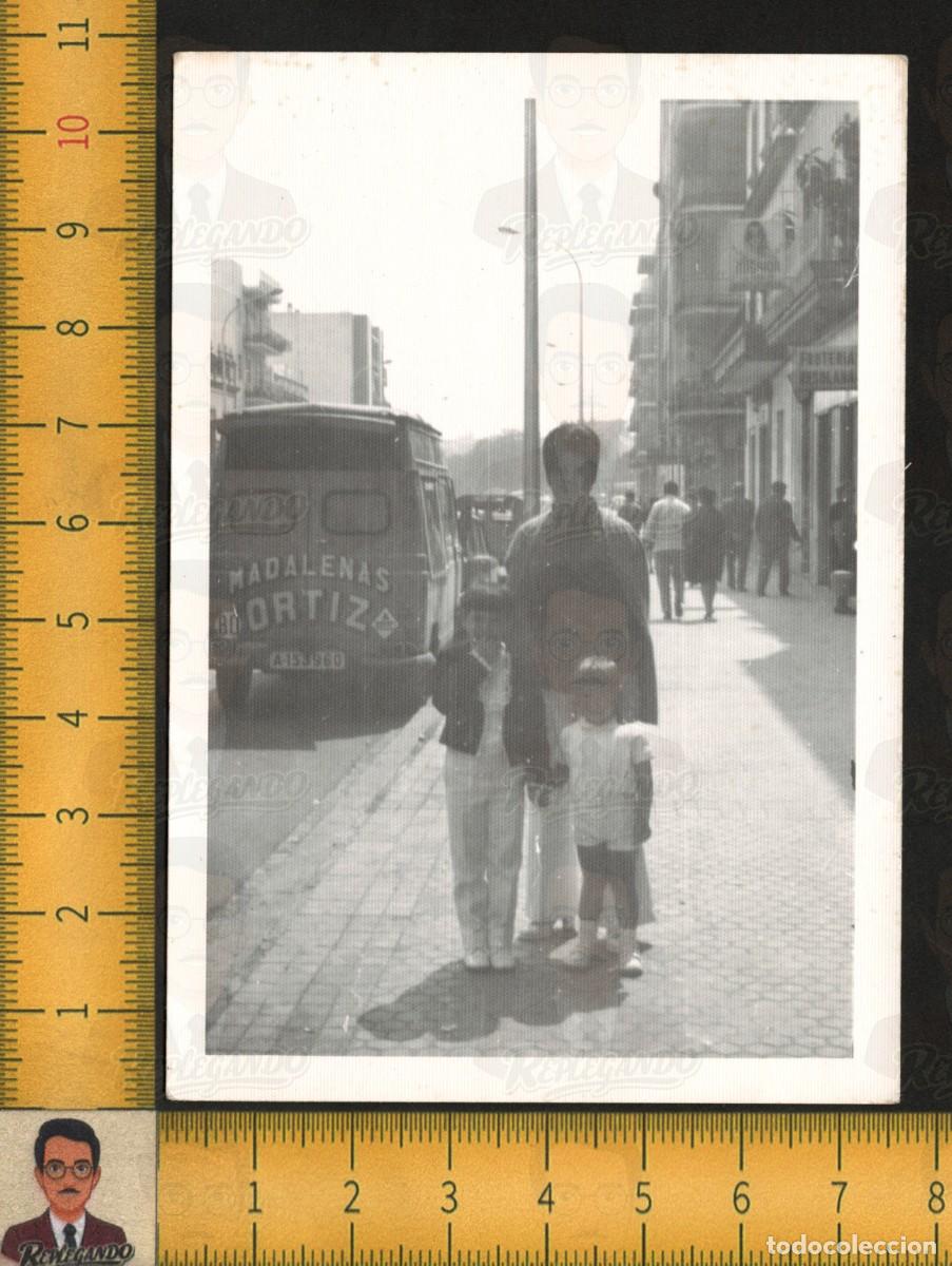Fotograf&iacute;a antigua: FURGONETA SAVA MADALENAS ORTIZ REPARTO PUBLICIDAD CALLE FAMILIA &iquest;D&Eacute;NIA? - FOTOGRAF&Iacute;A ANTIGUA A&Ntilde;OS 60