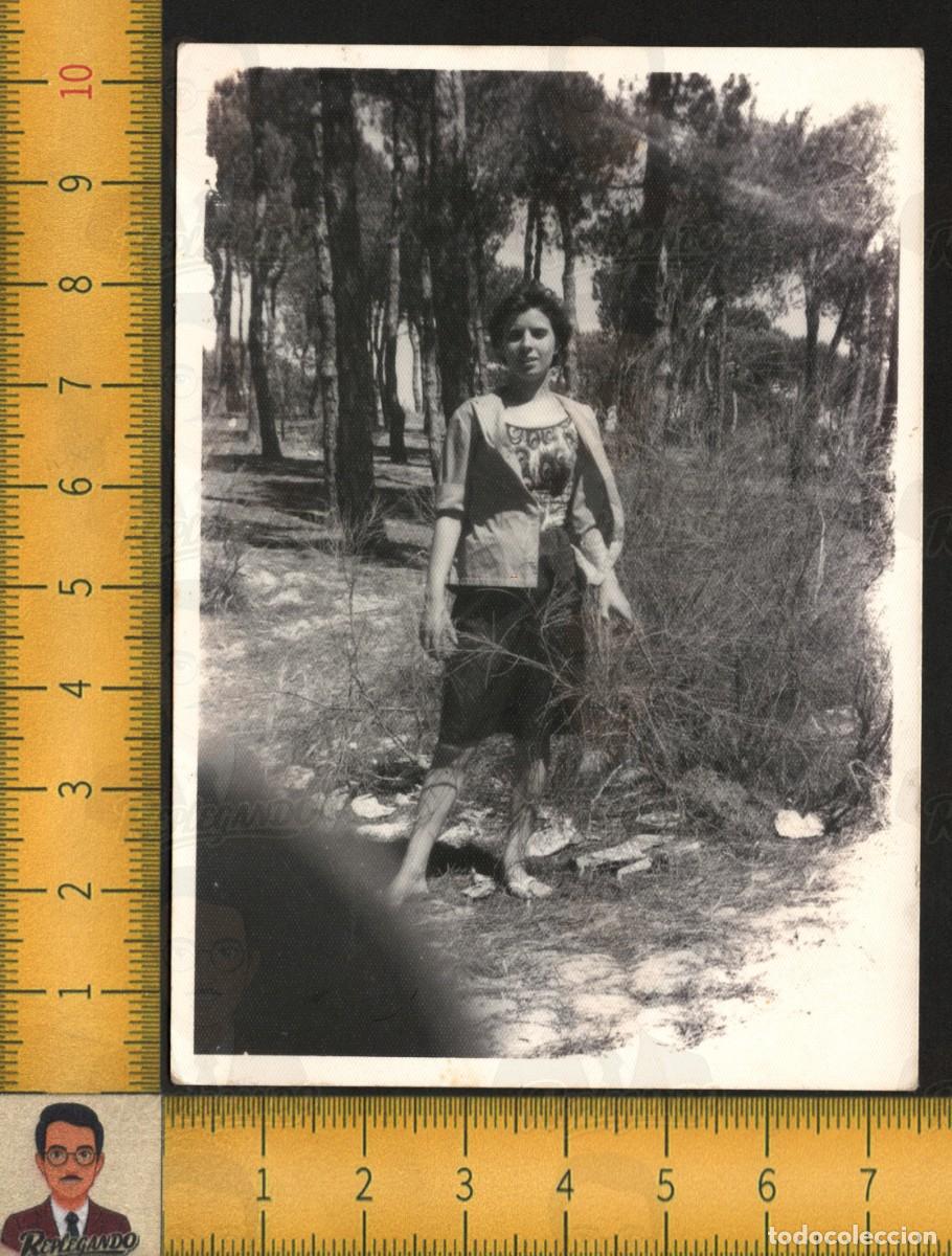 Fotograf&iacute;a antigua: CHICA JOVEN GUAPA POSANDO EN PINAR ENTRE PINOS NATURALEZA CAMPO AIRE - FOTOGRAF&Iacute;A ANTIGUA A&Ntilde;OS 60/70
