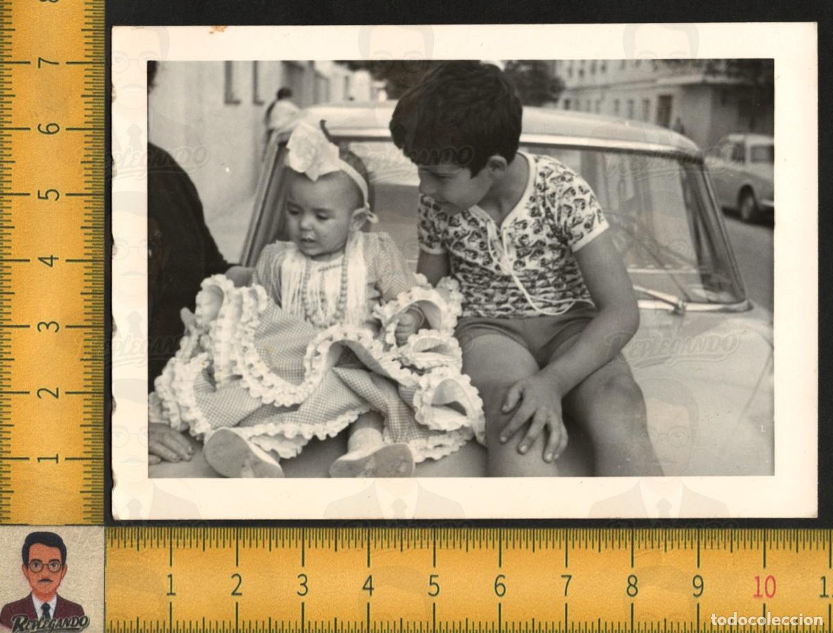 Fotograf&iacute;a antigua: DOS NI&Ntilde;OS SENTADOS SOBRE COCHE SEAT 1500 TRAJE FLAMENCA ANDALUC&Iacute;A - FOTO ANTIGUA ART&Iacute;STICA A&Ntilde;OS 60