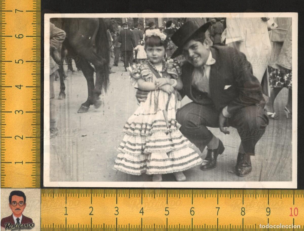 Fotograf&iacute;a antigua: FERIA DE SEVILLA : NI&Ntilde;A TRAJE FLAMENCA Y HOMBRE ELEGANTE SOMBRERO CORDOB&Eacute;S - FOTO ANTIGUA A&Ntilde;OS 60