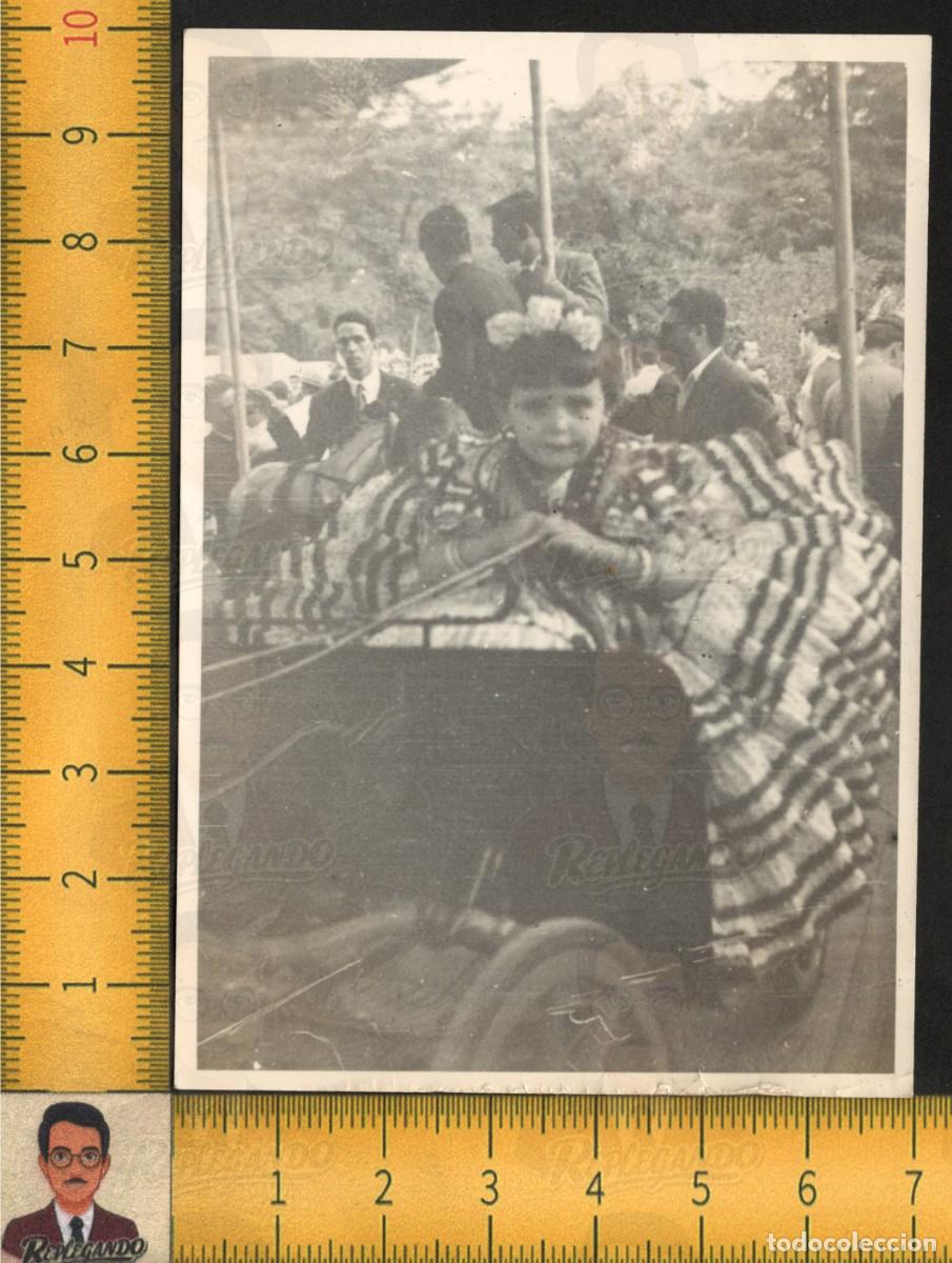 Fotograf&iacute;a antigua: NI&Ntilde;A TRAJE FLAMENCA EN CARRO CABALLOS T&Iacute;OVIVO CARRUSEL FERIA - FOTOGRAF&Iacute;A ANTIGUA ART&Iacute;STICA A&Ntilde;OS 60