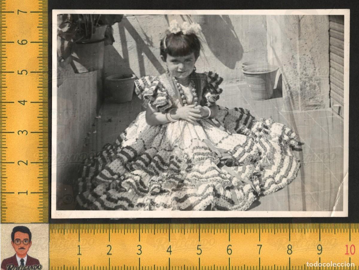 Fotograf&iacute;a antigua: NI&Ntilde;A SENTADA TRAJE FLAMENCA VOLANTES CLAVELES PELO MACETAS - FOTO ANTIGUA ART&Iacute;STICA A&Ntilde;OS 50/60