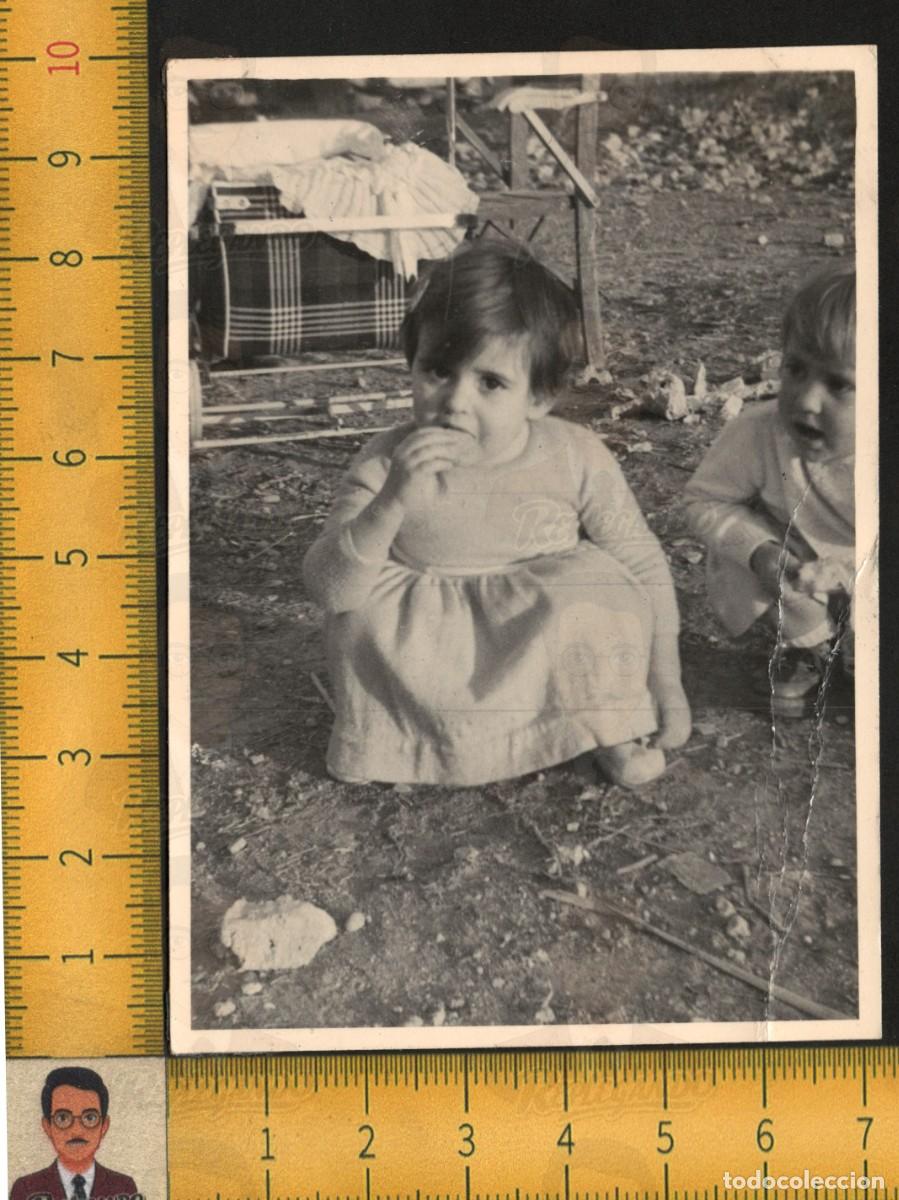 Fotograf&iacute;a antigua: NI&Ntilde;A EN CUCLILLAS COMIENDO GALLETA CAMPO INFANCIA MERIENDA VESTIDO - FOTOGRAF&Iacute;A ANTIGUA A&Ntilde;OS 60