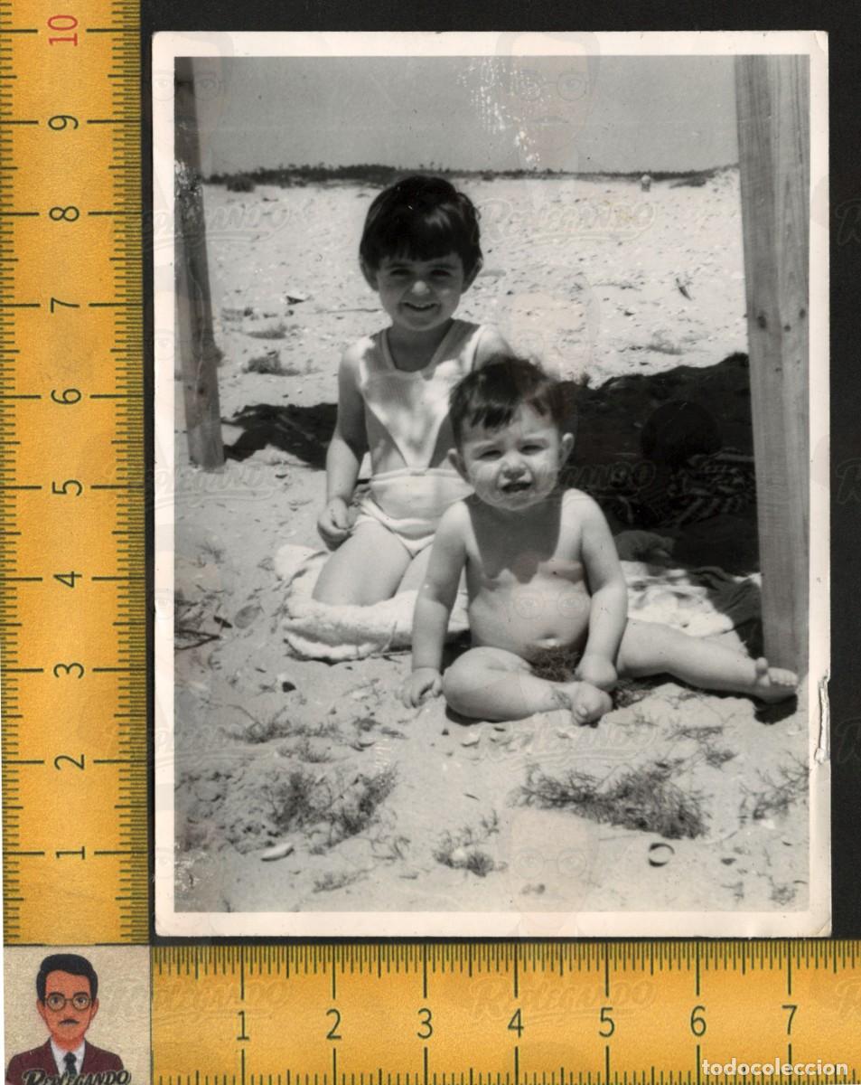 Fotograf&iacute;a antigua: DOS NI&Ntilde;OS SENTADOS ARENA PLAYA VERANO SOMBRA POSTES DE MADERA INFANCIA - FOTOGRAF&Iacute;A ANTIGUA A&Ntilde;OS 60