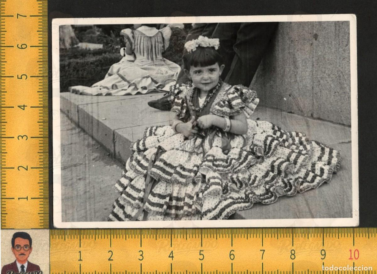 Fotograf&iacute;a antigua: FERIA SEVILLA : NI&Ntilde;A TRAJE FLAMENCA SENTADA LAZO COLLAR PULSERA SONRISA - FOTOGRAF&Iacute;A ANTIGUA A&Ntilde;OS 60