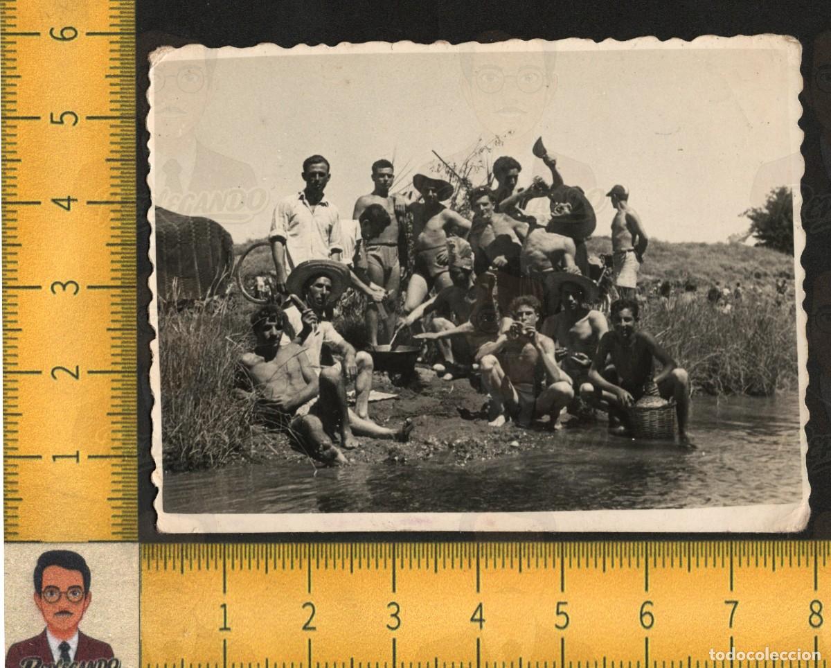Fotograf&iacute;a antigua: SEVILLA : GRUPO HOMBRES J&Oacute;VENES BA&Ntilde;ISTAS BROMEANDO COCINANDO JUNTO A R&Iacute;O - FOTOGRAF&Iacute;A ANTIGUA A&Ntilde;OS