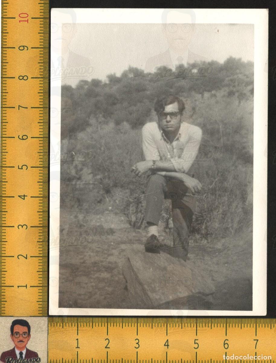 Fotograf&iacute;a antigua: HOMBRE JOVEN GUAPO GAFAS FUMA EN POSE SEXY CAMPO NATURALEZA - FOTOGRAF&Iacute;A ANTIGUA ART&Iacute;STICA A&Ntilde;OS 60