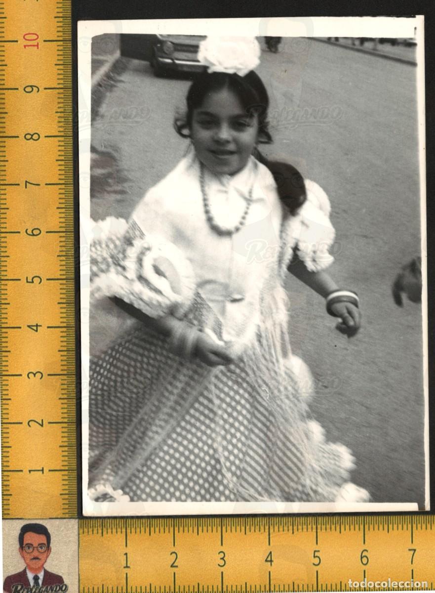 Fotograf&iacute;a antigua: ANDALUC&Iacute;A : NI&Ntilde;A SONRIENDO TRAJE FLAMENCA CLAVEL BLANCO MANTONCILLO CALLE - FOTO ART&Iacute;STICA A&Ntilde;OS 60