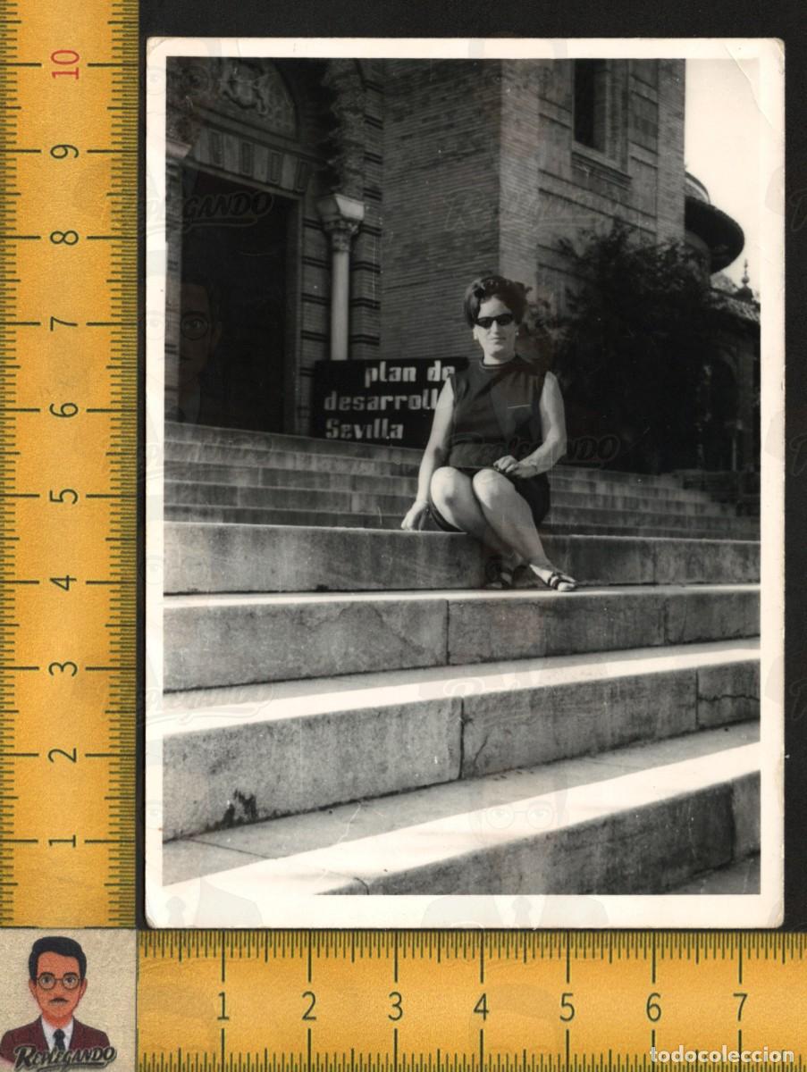 Fotograf&iacute;a antigua: SEVILLA : PABELL&Oacute;N MUD&Eacute;JAR PARQUE MAR&Iacute;A LUISA MUJER GAFAS SOL CARTEL PLAN DESARROLLO - FOTO A&Ntilde;OS 60