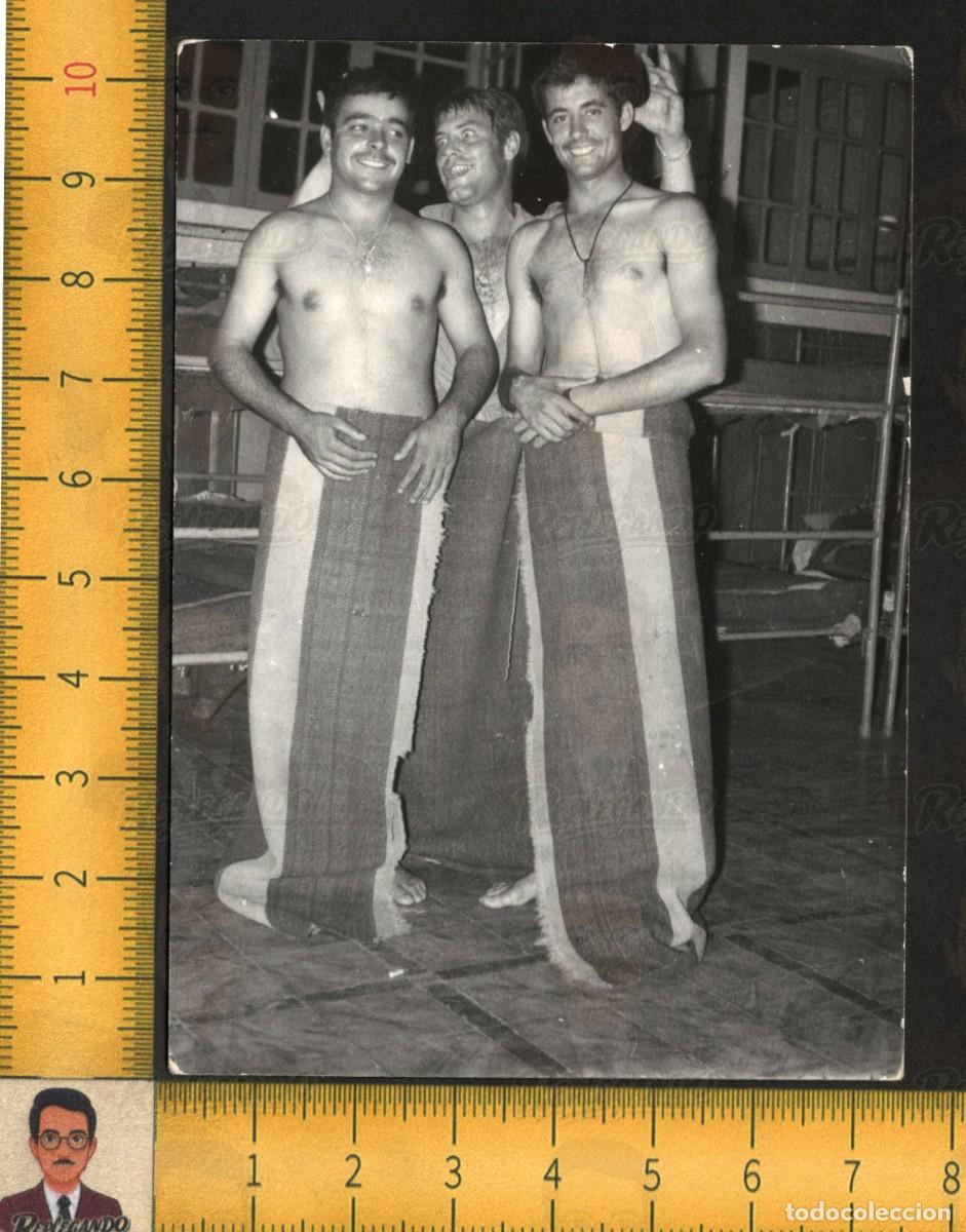 Fotograf&iacute;a antigua: TR&Iacute;O HOMBRES J&Oacute;VENES GUAPOS SEXY TORSO DESNUDO MANTAS SONRISAS - FOTOGRAF&Iacute;A ANTIGUA LGTB A&Ntilde;OS 70