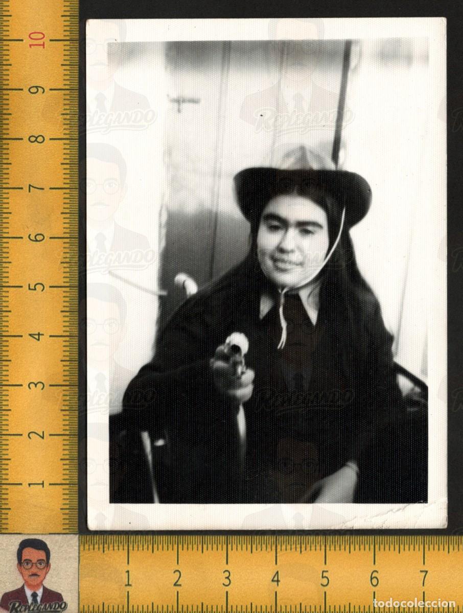 Fotograf&iacute;a antigua: SHERIFF NI&Ntilde;A SOMBRERO VAQUERO REV&Oacute;LVER PISTOLA SILLA RUEDAS - FOTOGRAF&Iacute;A ANTIGUA ART&Iacute;STICA A&Ntilde;OS 60