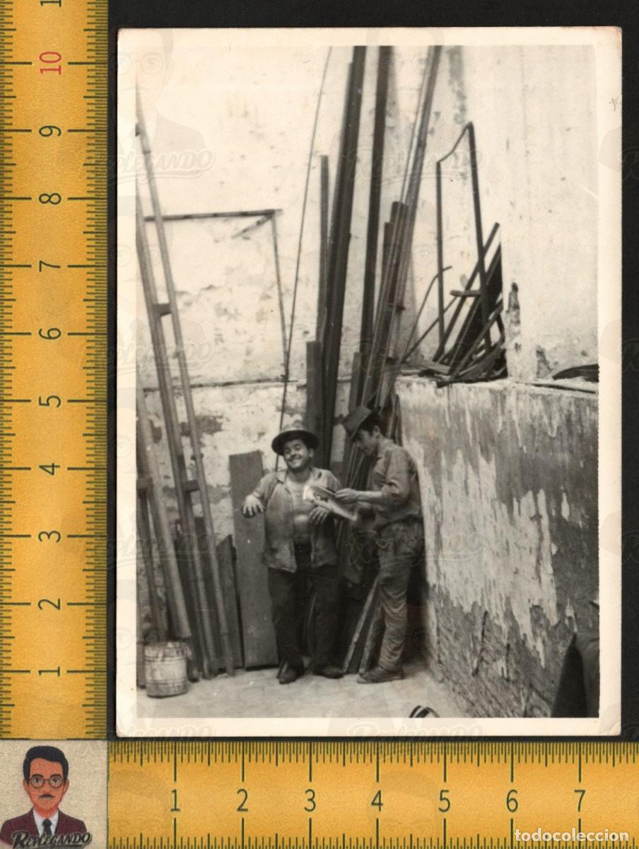 Fotograf&iacute;a antigua: SEVILLA : DOS HERREROS SOMBRERO LEEN PERI&Oacute;DICO SONRIENDO HERRER&Iacute;A FELIZ - FOTOGRAF&Iacute;A ANTIGUA A&Ntilde;OS 60