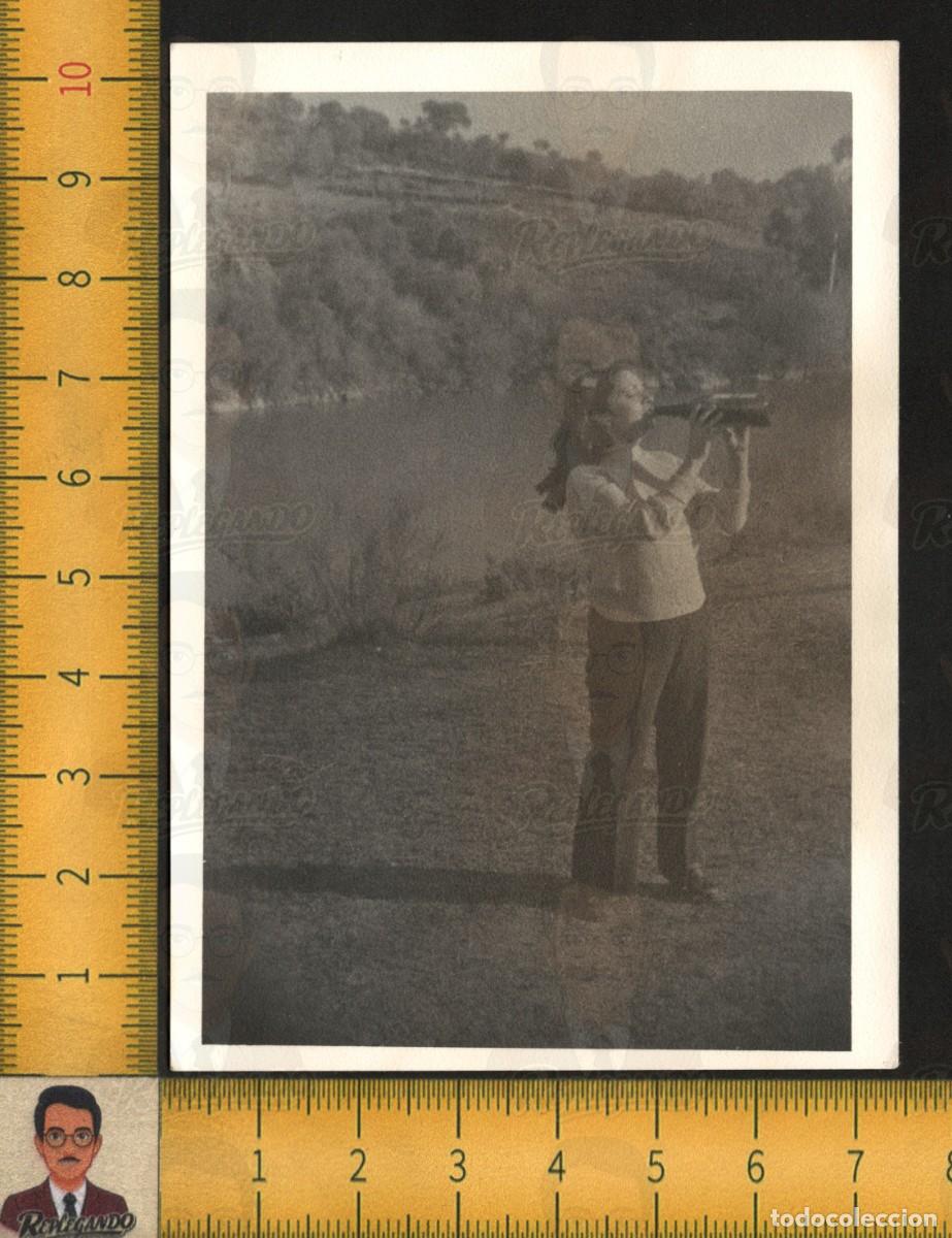 Fotograf&iacute;a antigua: MUJER JOVEN BEBIENDO DE BOTELLA JUNTO AL R&Iacute;O CAMPO CAMPESTRE - FOTOGRAF&Iacute;A ANTIGUA ART&Iacute;STICA A&Ntilde;OS 60