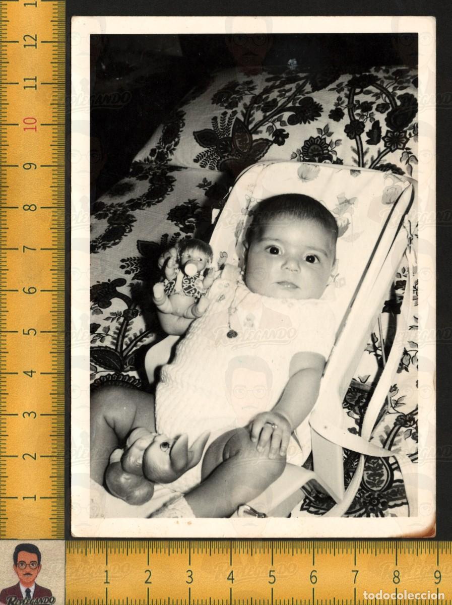 Fotograf&iacute;a antigua: BEB&Eacute; NI&Ntilde;A MU&Ntilde;ECA JUGUETE &iquest;BARRIGUITAS FAMOSA? SILLITA BIBER&Oacute;N CONEJO - FOTOGRAF&Iacute;A ANTIGUA A&Ntilde;OS 70