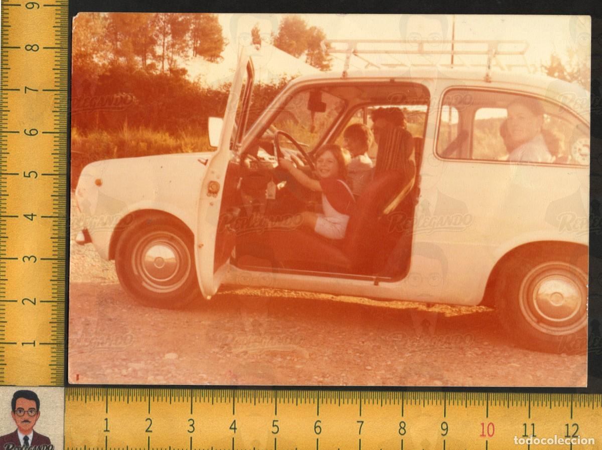 Fotograf&iacute;a antigua: SEAT 850 NI&Ntilde;O CONDUCTOR AL VOLANTE FAMILIA PUERTA ABIERTA COCHE CL&Aacute;SICO - FOTO VINTAGE A&Ntilde;OS 70