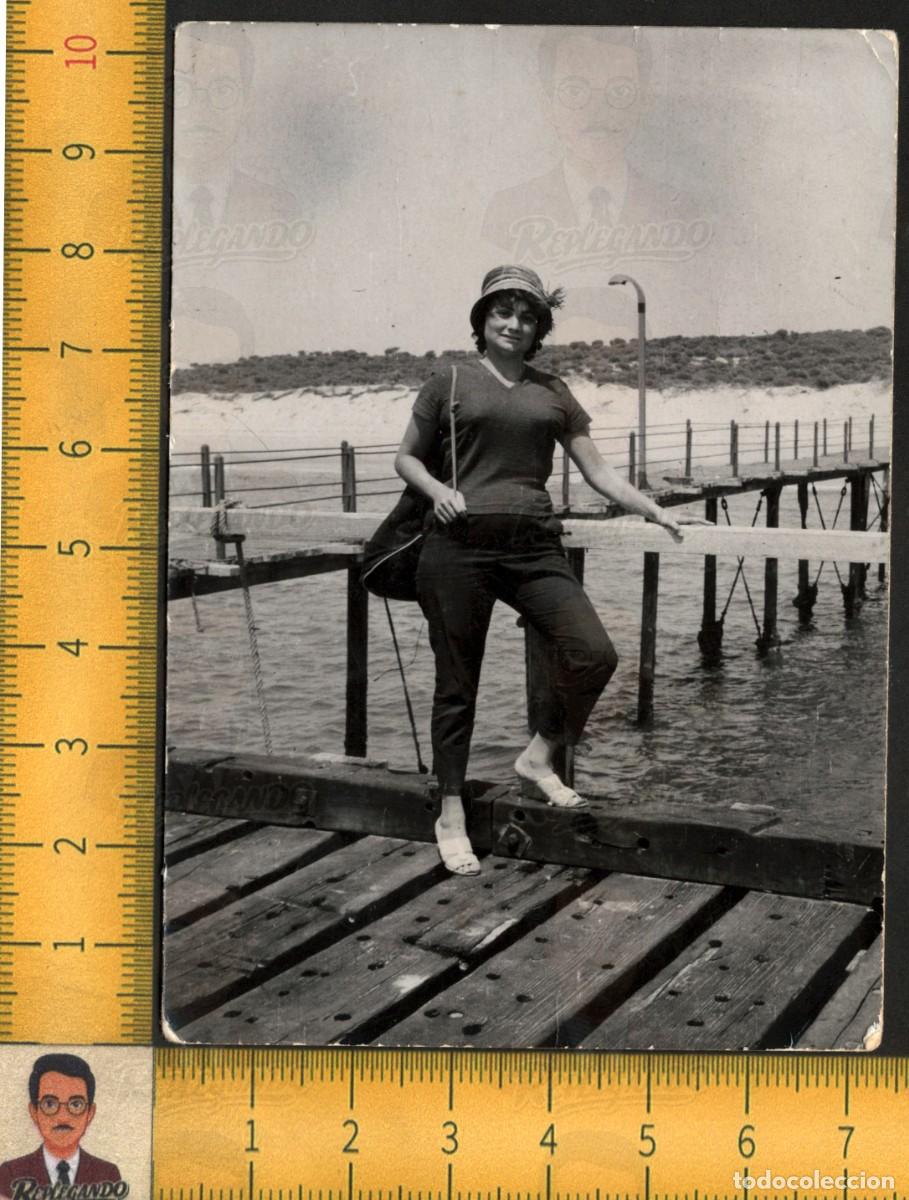 Fotograf&iacute;a antigua: MUJER JOVEN GUAPA SOMBRERO BOLSO POSA EMBARCADERO MADERA DUNAS PLAYA ESPA&Ntilde;A - FOTO ANTIGUA A&Ntilde;OS 60