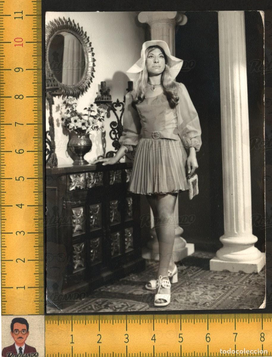 Fotograf&iacute;a antigua: MUJER JOVEN GUAPA SEXY PAMELA MINIFALDA BOLSO TACONES POSANDO MODA ELEGANTE - FOTO ANTIGUA A&Ntilde;OS 60