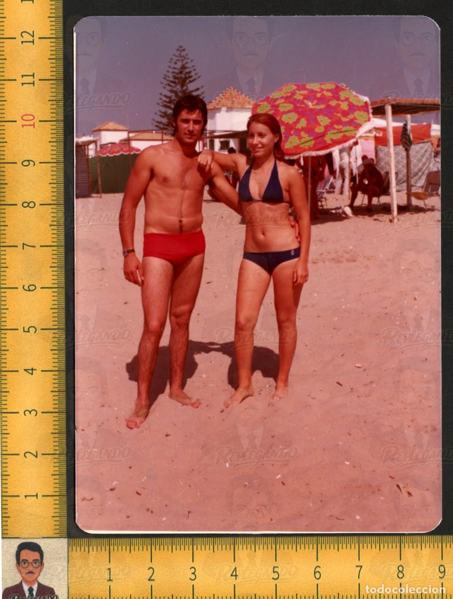 Fotograf&iacute;a antigua: PAREJA SEXY J&Oacute;VENES BA&Ntilde;ISTAS GUAPOS ABRAZADOS PLAYA BIKINI BA&Ntilde;ADOR VERANO - FOTO VINTAGE A&Ntilde;OS 70/80