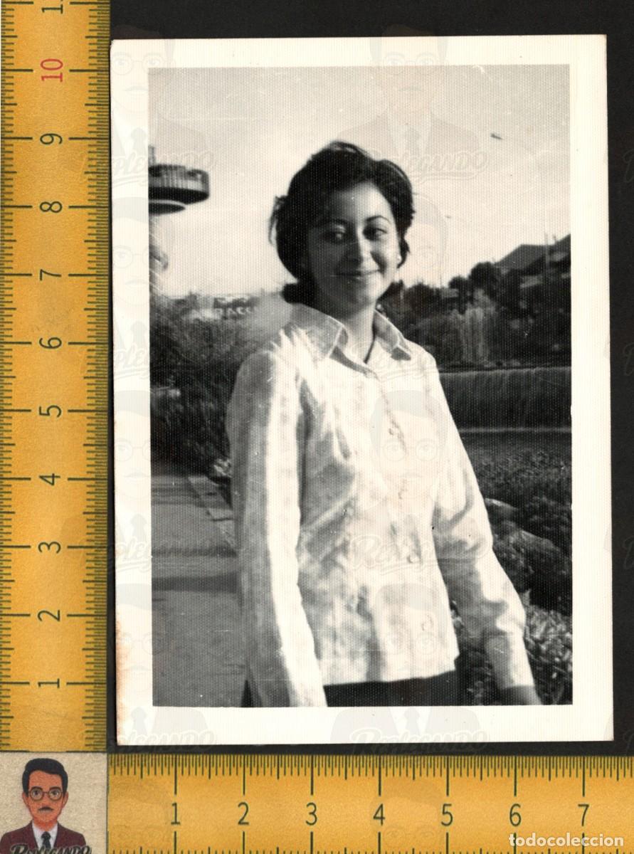 Fotograf&iacute;a antigua: MUJER JOVEN GUAPA SONRIENTE PELO OSCURO BLUSA BLANCA POSA PARQUE JARD&Iacute;N - FOTOGRAF&Iacute;A ANTIGUA A&Ntilde;OS 60