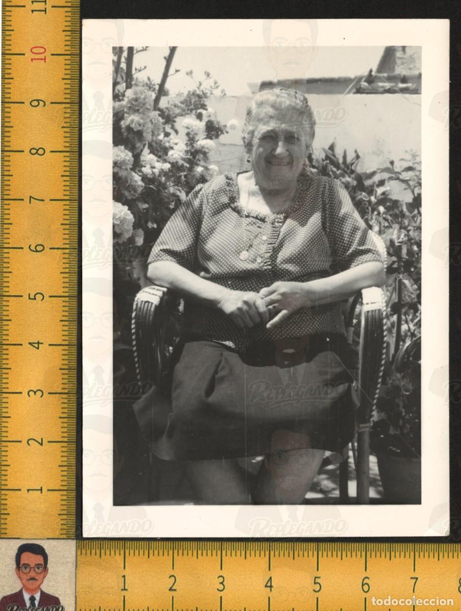 Fotograf&iacute;a antigua: ABUELA ANCIANA SONRIENTE SENTADA SILL&Oacute;N MIMBRE FLORES PATIO JARD&Iacute;N - FOTOGRAF&Iacute;A ANTIGUA A&Ntilde;OS 60