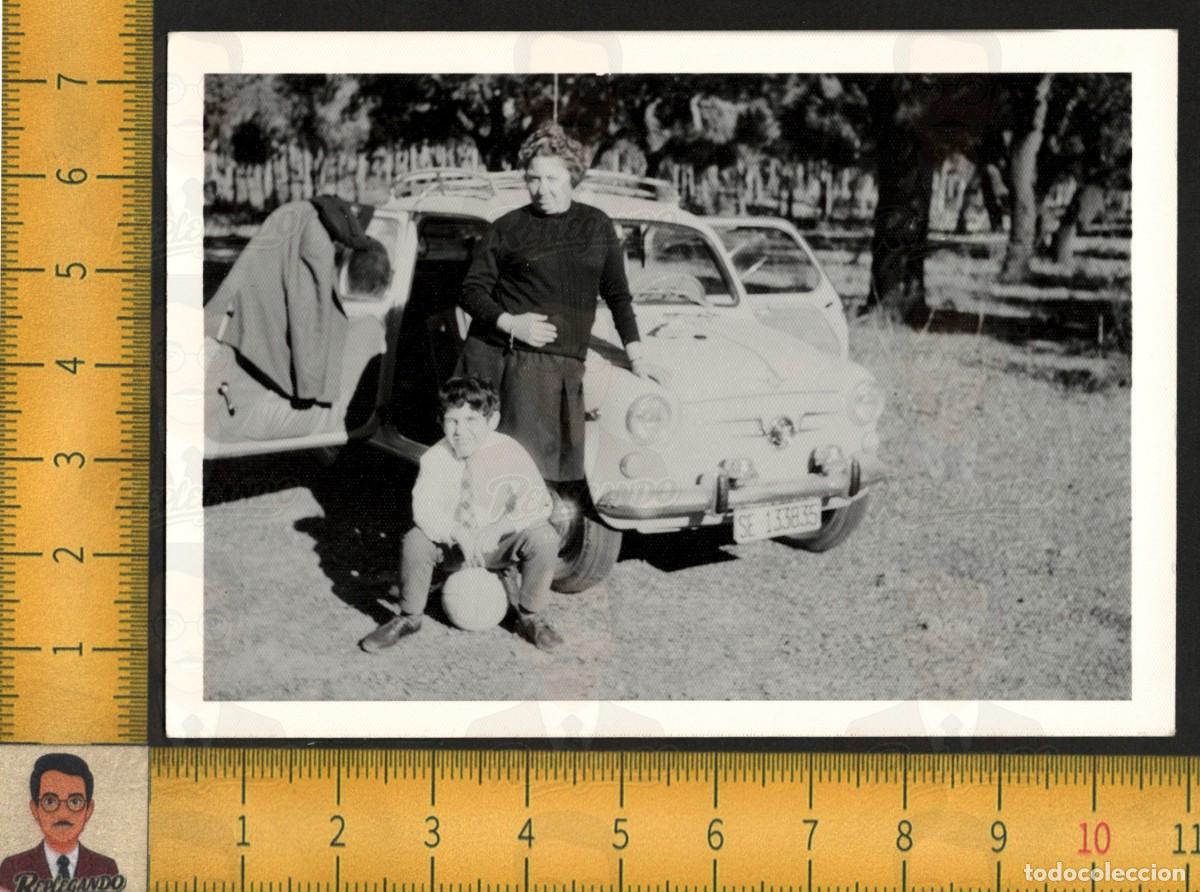 Fotograf&iacute;a antigua: SEAT 600 COCHE CL&Aacute;SICO MUJER NI&Ntilde;O PELOTA PUERTA ABIERTA FAMILIA CAMPO - FOTOGRAF&Iacute;A ANTIGUA A&Ntilde;OS 60