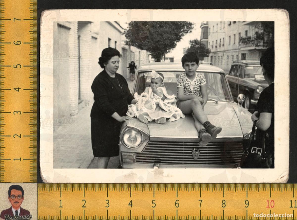 Fotograf&iacute;a antigua: DOS NI&Ntilde;OS SENTADOS SOBRE COCHE SEAT 1500 TRAJE FLAMENCA ANDALUC&Iacute;A - FOTO ANTIGUA ART&Iacute;STICA A&Ntilde;OS 60