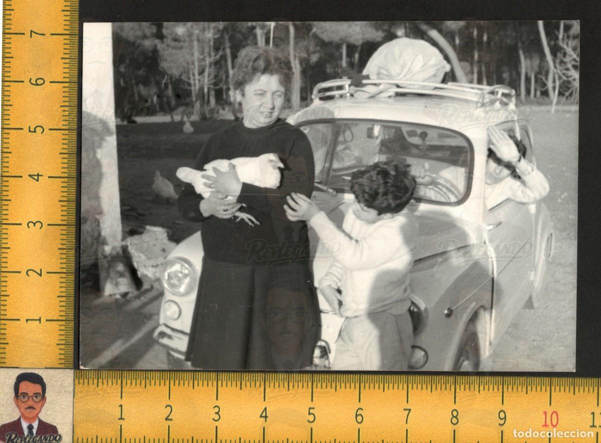 Fotograf&iacute;a antigua: SEAT 600 COCHE CL&Aacute;SICO MUJER NI&Ntilde;O GALLINA EN BRAZOS EQUIPAJE BACA VIAJE - FOTOGRAF&Iacute;A ANTIGUA A&Ntilde;OS 60