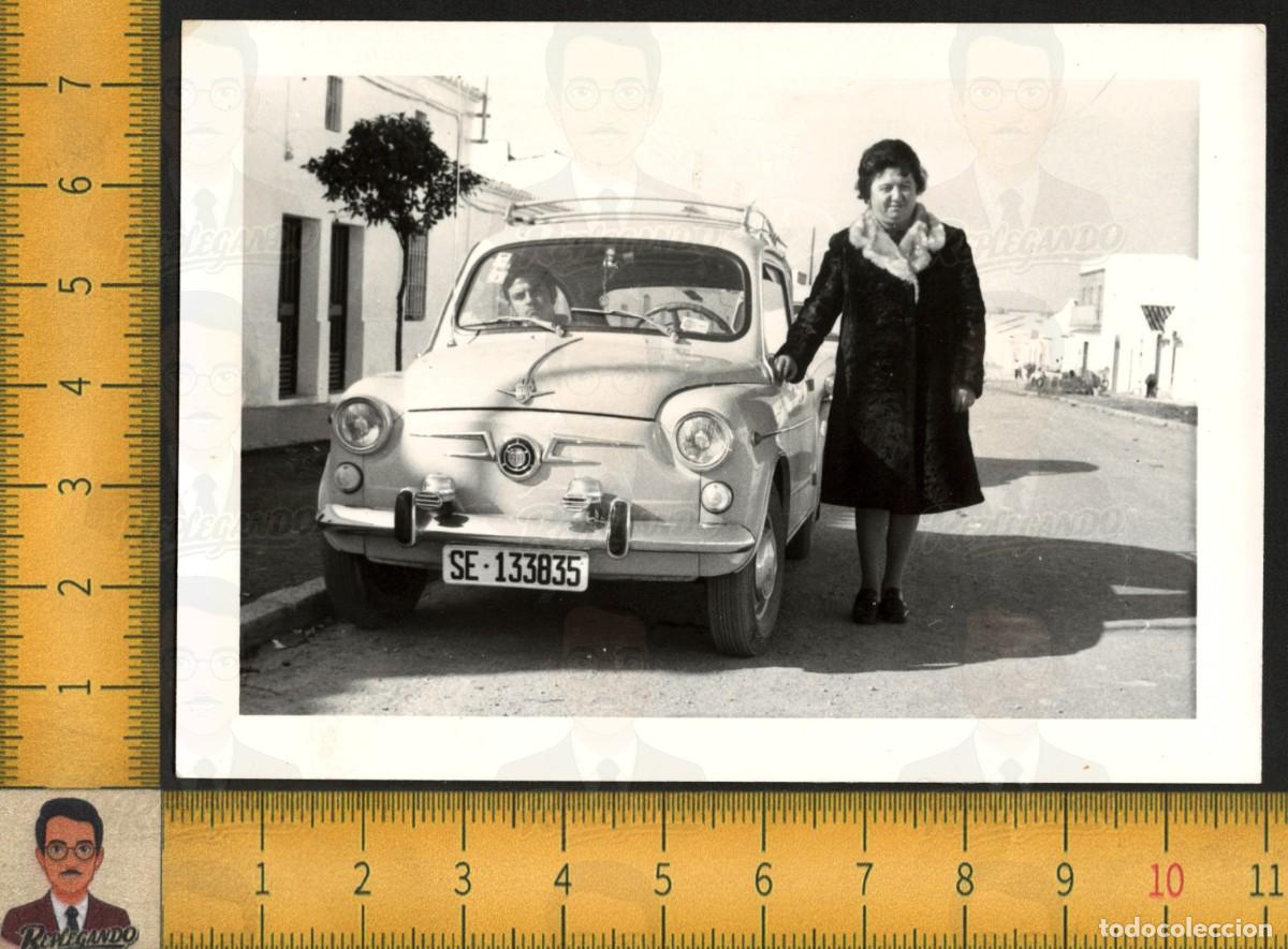 Fotograf&iacute;a antigua: SEAT 600 MATR&Iacute;CULA SEVILLA SE-133835 MUJER ABRIGO CONDUCTOR CALLE PUEBLO - FOTO ANTIGUA A&Ntilde;OS 60