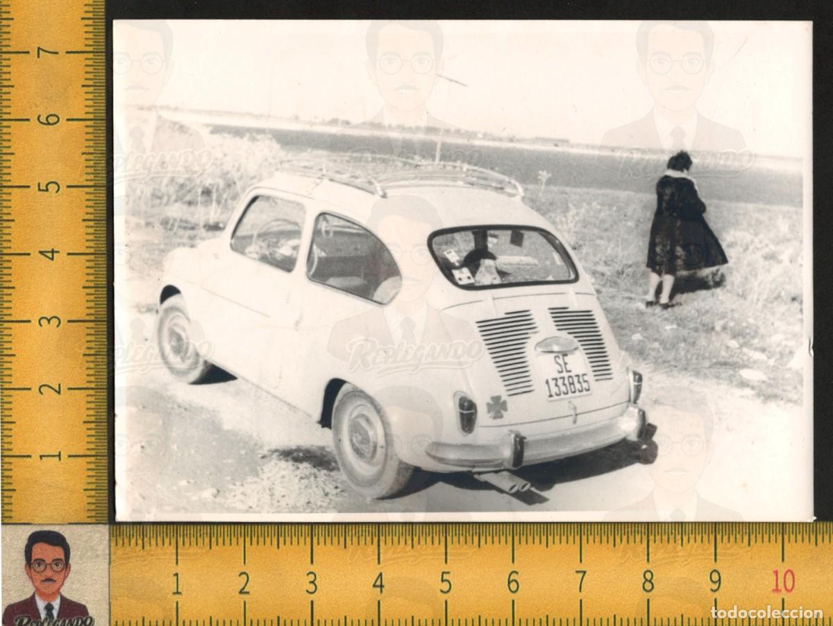 Fotograf&iacute;a antigua: SEAT 600 COCHE CL&Aacute;SICO TR&Eacute;BOL MUJER ABRIGO CAMPO HORIZONTE - FOTOGRAF&Iacute;A ANTIGUA ART&Iacute;STICA A&Ntilde;OS 60
