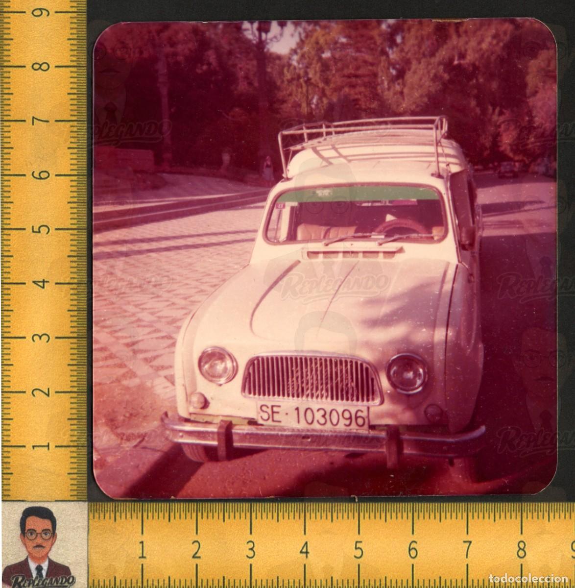 Fotograf&iacute;a antigua: RENAULT 4L FURGONETA COCHE CL&Aacute;SICO MATR&Iacute;CULA SEVILLA SE-103096 BACA CALLE - FOTO VINTAGE A&Ntilde;OS 70