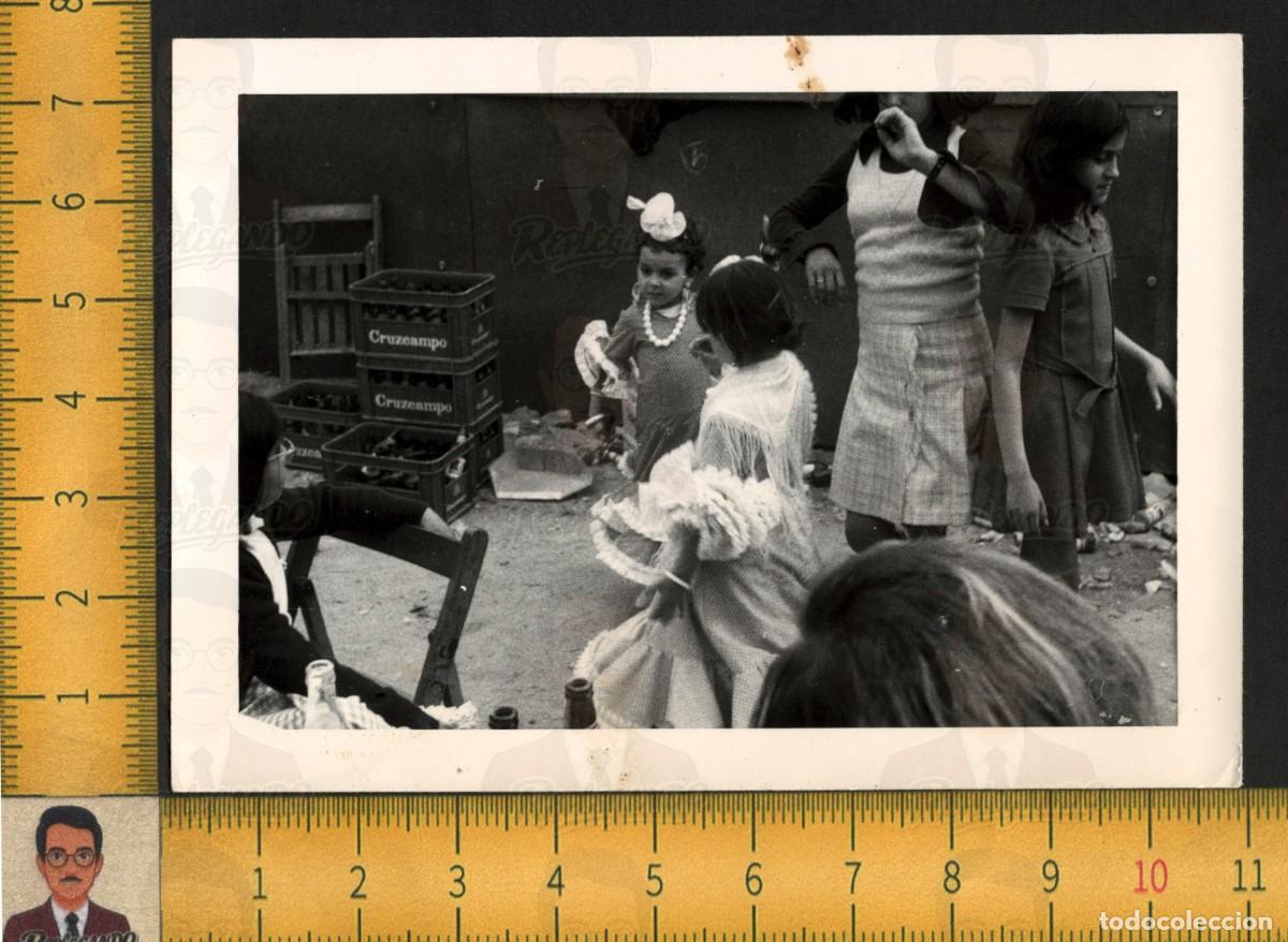 Fotograf&iacute;a antigua: NI&Ntilde;AS BAILANDO FLAMENCAS VOLANTES LAZO COLLAR CERVEZA CRUZCAMPO ANDALUC&Iacute;A - FOTO ANTIGUA A&Ntilde;OS 60