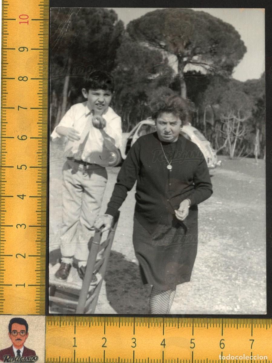Fotograf&iacute;a antigua: NI&Ntilde;O TRAVIESO SUBIDO SILLA MUJER SERIA PINOS JUEGOS INFANCIA - FOTOGRAF&Iacute;A ANTIGUA ART&Iacute;STICA A&Ntilde;OS 60
