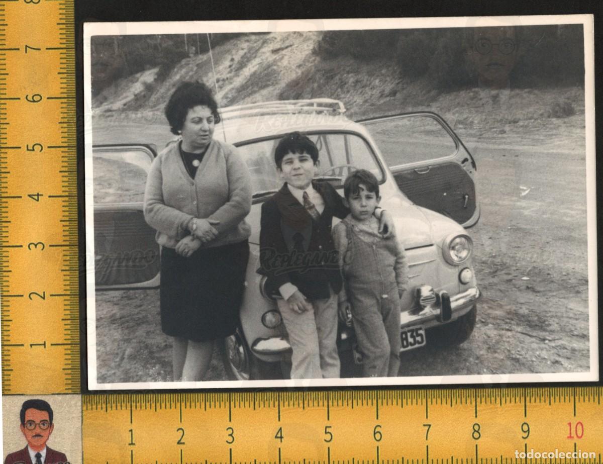 Fotograf&iacute;a antigua: SEAT 600 COCHE CL&Aacute;SICO MUJER DOS NI&Ntilde;OS HERMANOS PUERTAS ABIERTAS CARRETERA - FOTO ANTIGUA A&Ntilde;OS 60