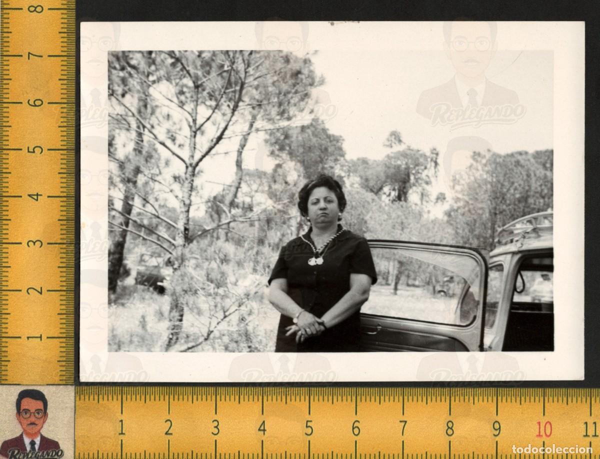 Fotograf&iacute;a antigua: MUJER SERIA VESTIDO NEGRO COLLAR MANOS CRUZADAS SEAT 600 PUERTA ABIERTA PINAR - FOTO ANTIGUA A&Ntilde;OS 60