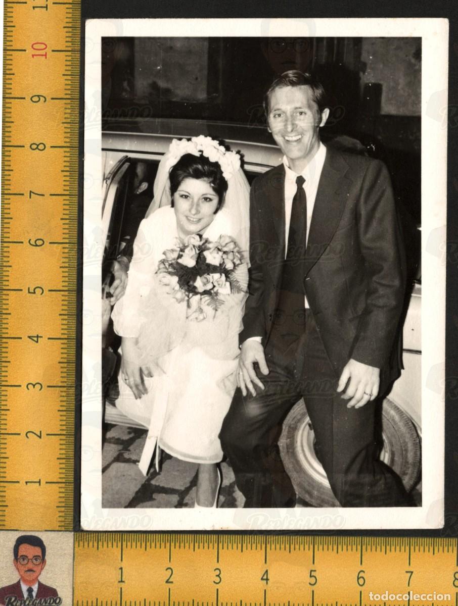 Fotograf&iacute;a antigua: NOVIOS BODA NOVIA GUAPA VELO RAMO FLORES NOVIO TRAJE CORBATA COCHE - FOTOGRAF&Iacute;A ANTIGUA A&Ntilde;OS 60