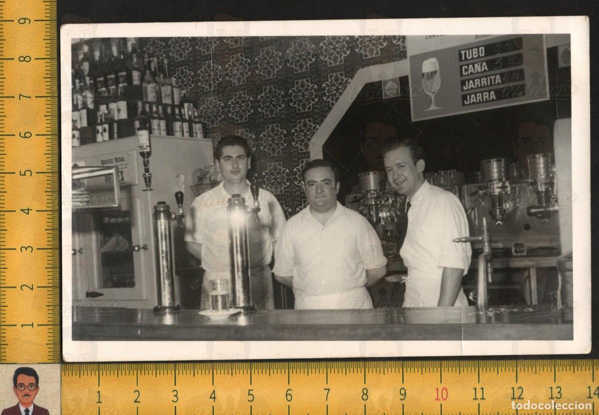 Fotograf&iacute;a antigua: TRES CAMAREROS BARRA BAR CERVECER&Iacute;A GRIFOS CERVEZA BOTELLAS PRECIOS ANDALUC&Iacute;A - FOTO ANTIGUA A&Ntilde;OS 60