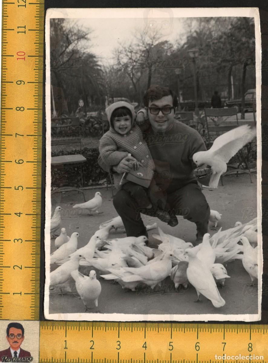 Fotograf&iacute;a antigua: PADRE HIJA SONRIENTES PARQUE PALOMAS BLANCAS AVE VOLANDO MANO - FOTOGRAF&Iacute;A ANTIGUA ART&Iacute;STICA A&Ntilde;OS 60