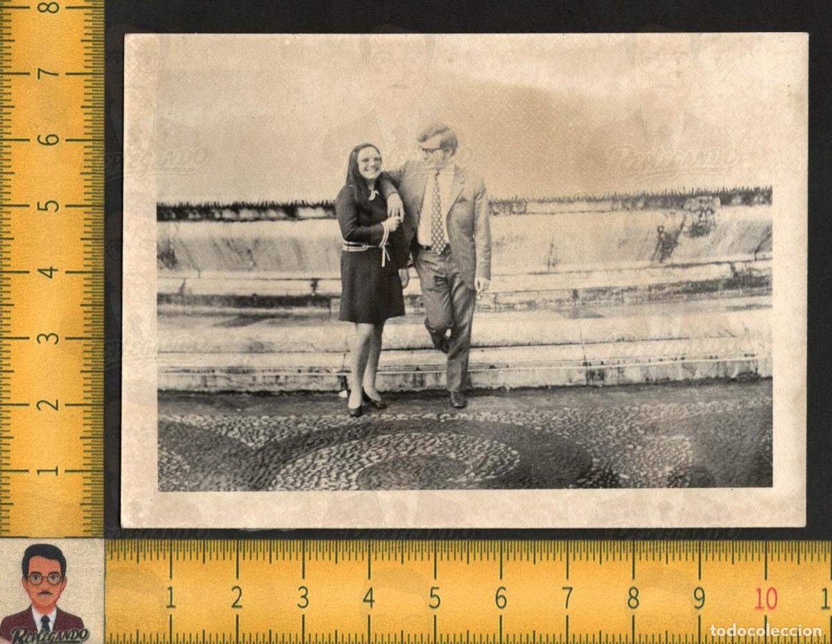 Fotograf&iacute;a antigua: PAREJA ENAMORADA POSANDO ABRAZADOS / AMOR ROMANCE NOVIOS / FOTOGRAF&Iacute;A ANTIGUA ART&Iacute;STICA A&Ntilde;OS 60